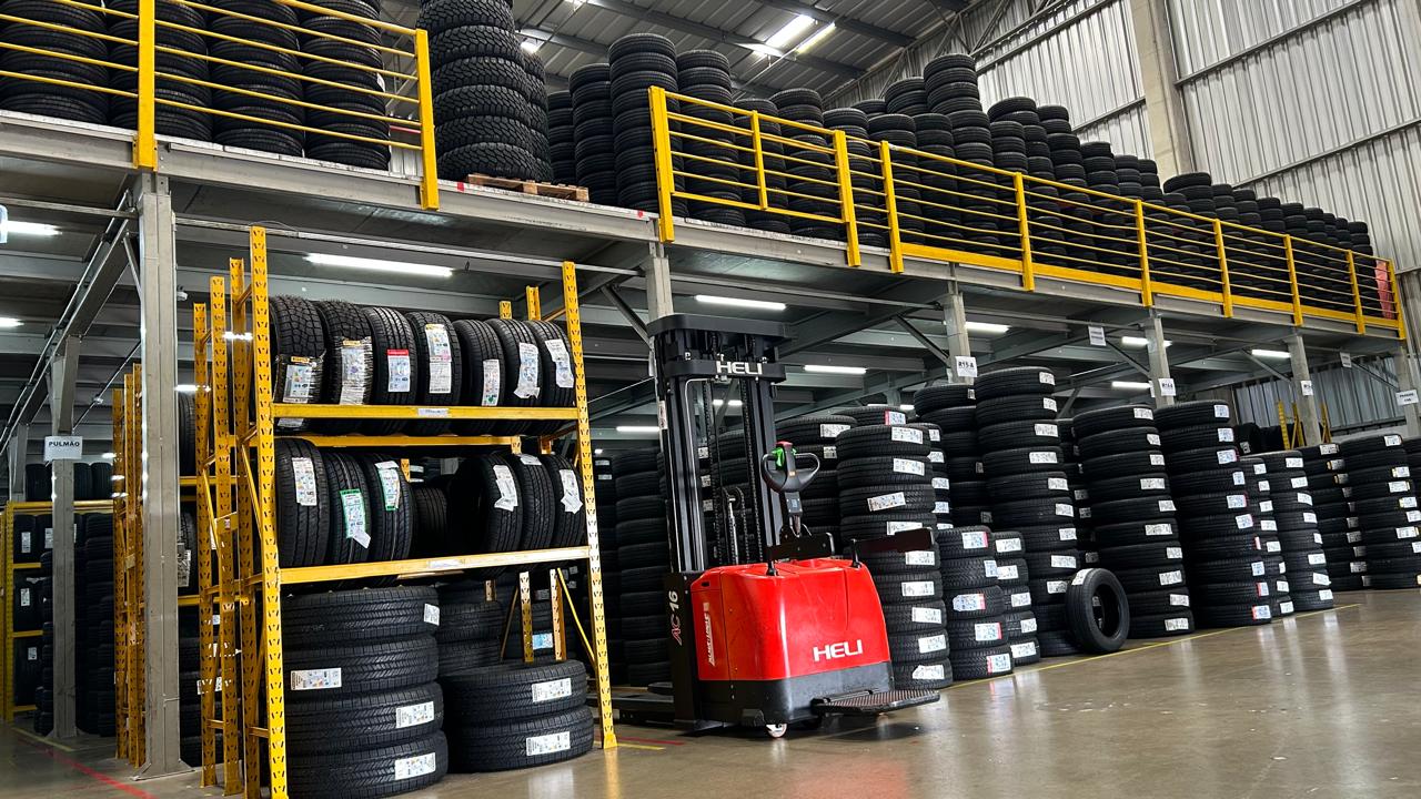 Área operacional do centro de distribuição da ZR Pneus